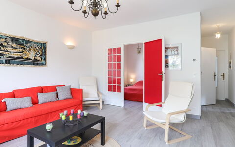 Saint Palais sur Mer 148: Pièce, Propriété, Design Intérieur, Meubles, Salon, Bâtiment, Plafond, Maison, Table, Sol