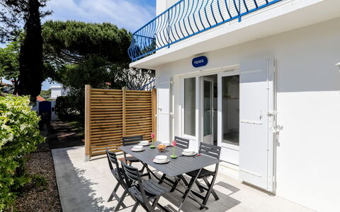 Saint Palais sur Mer 148: Plante, Ciel, Bâtiment, Table, Fenêtre, Porte, Ombre, Tableau De Plein Air, Nuage, Chaise