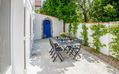 Saint Palais sur Mer 148: Table, Plante, Bâtiment, Propriété, Meubles, Chaise, Arbre, Mobilier De Jardin, Tableau De Plein Air, Surface De La Route