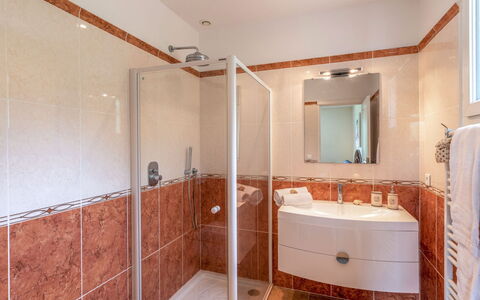 Muratello: Miroir, Bâtiment, Luminaire Plomberie, Robinet, Salle De Bains, Évier, Bois, Design Intérieur, Sol, Confort