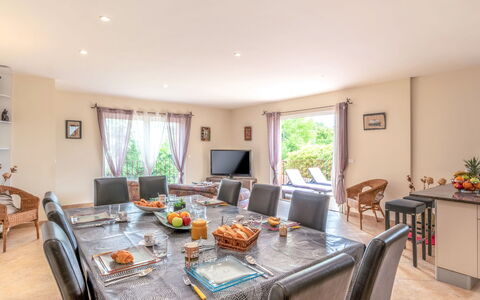 Muratello: Table, Meubles, Propriété, Fenêtre, Chaise, Plante, Plante D'Appartement, Canapé, Bois, Table Cuisine Et Salle A Manger