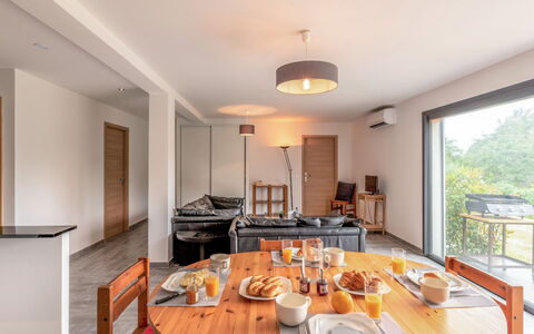 Paoli: Table, Meubles, Propriété, Vaisselle, Canapé, Chaise, Bois, Table Cuisine Et Salle A Manger, Éclairage, Design Intérieur