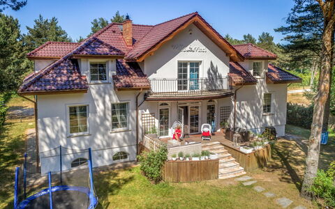 Willa Vinci: Plante, Bâtiment, Ciel, Propriété, Fenêtre, Arbre, Maison, Lot Terre, Chalet, Quartier