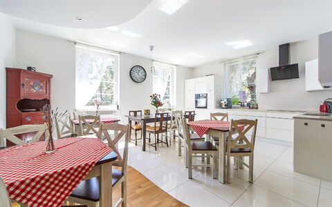 Willa Vinci: Table, Meubles, Bâtiment, Chaise, Bois, Maison, Design Intérieur, Sol, Sol, L'Horloge