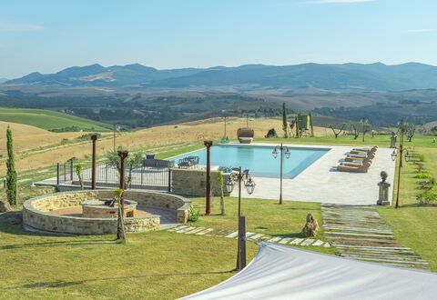 Villa Massimiliano: Ciel, Montagne, L'Eau, Nuage, Ombre, Lot Terre, Herbe, Piscine, Paysage Naturel, Plante