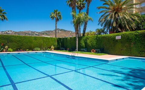 La Najarra: L'Eau, Ciel, Plante, Bâtiment, Piscine, Bleu Azur, Arbre, Ombre, Maison, Rectangle