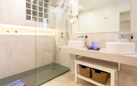 La Najarra: Tete De Douche, Propriété, Luminaire Plomberie, Évier, Douche, Panneau De Douche, Robinet, Design Intérieur, Bar De Douche, Salle De Bains