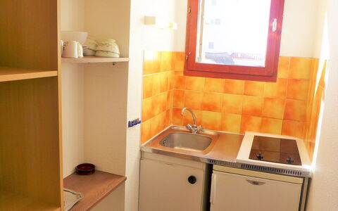 Pleine Vue sur Mer: Pièce, Propriété, Évier, Meubles, Salle De Bains, Orange, Sol, Design Intérieur, Maison, Cuisine
