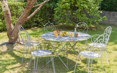 Coët a Tous: Table, Meubles, Tableau De Plein Air, Chaise, Cour, Arrière-Cour, Mobilier De Jardin, Jardin, Herbe, Pelouse