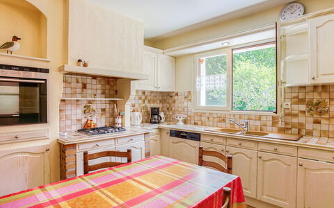 Coët a Tous: Propriété, Pièce, Meubles, Comptoir, Cabinetry, Cuisine, Design Intérieur, Sol, Bâtiment, Domicile