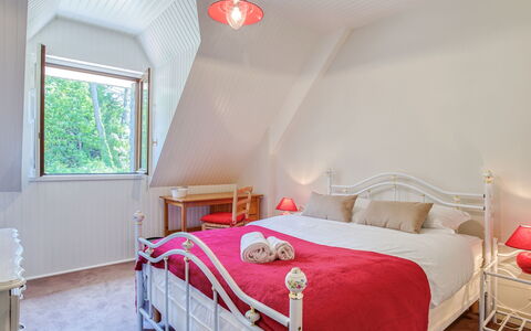 Coët a Tous: Chambre, Lit, Pièce, Meubles, Propriété, Drap De Lit, Cadre De Lit, Rouge, Literie, Design Intérieur