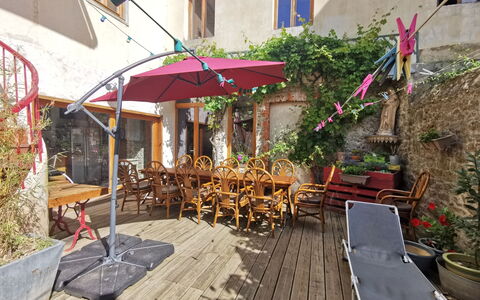 Le Patio: Plante, Bâtiment, Table, Fenêtre, Pot De Fleur, Mobilier De Jardin, Chaise, Bois, Design Urbain, Ombre