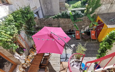 Le Patio: Plante, Bâtiment, Fenêtre, Parapluie, Design Urbain, Biome, Espace Public, Loisir, Teintes Et Ombres