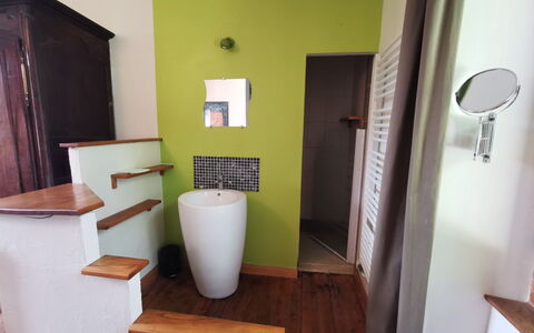 Le Patio: Luminaire Plomberie, Bois, Salle De Bains, Toilette, Sol, Sol, Porte, Siège De Toilette, Dur