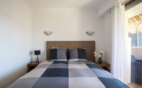 Cagnes-Sur-Mer 137: Lit, Meubles, Literie, Chambre, Drap De Lit, Design Intérieur, Mur, Sol, Linge, Plafond