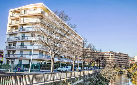 Cagnes-Sur-Mer 137: Jour, Bâtiment, Appartement, Ville, Quartier, Zone Résidentielle, Condominium, Zone Métropolitaine, Bâtiment Commercial