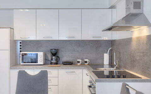 Meden: Blanc, Pièce, Propriété, Comptoir, Cuisine, Meubles, Cabinetry, Design Intérieur, Tuile, Cuisinière