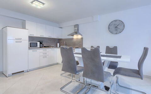Meden: Pièce, Propriété, Design Intérieur, Meubles, Bâtiment, Plafond, Sol, Table, Conception, Maison
