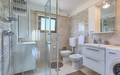 Meden: Miroir, Luminaire Plomberie, Robinet, Évier, Armoire De Toilette, Bâtiment, Tete De Douche, Salle De Bains, Lavabo, Bar De Douche