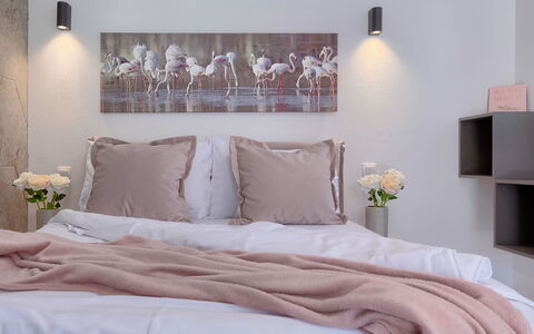 Ivanka: Chambre, Drap De Lit, Lit, Literie, Meubles, Pièce, Cadre De Lit, Mur, Rose, Design Intérieur