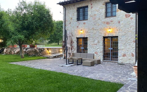 Beautiful Stone Country Villa: Fenêtre, Plante, Bâtiment, Arbre, Porte, Surface De La Route, Chalet, Maison, Zone Résidentielle, Herbe