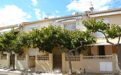 Corsaires 63: Propriété, Maison, Architecture, Mur, Bâtiment, Quartier, Zone Résidentielle, Arbre, Domicile, Immobilier