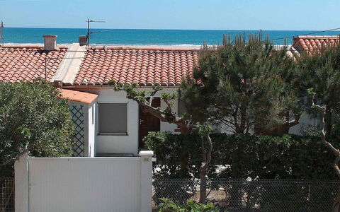 Corsaires 63: Ciel, Jour, Propriété, Bâtiment, Fenêtre, Plante, Clôture, Architecture, Végétation, Arbre