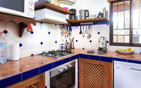 La Cordobilla: Cabinetry, Comptoir, Robinet, Fenêtre, Évier, Cuisinière, Cadre, Cuisine, Appareil De Cuisine, Design Intérieur