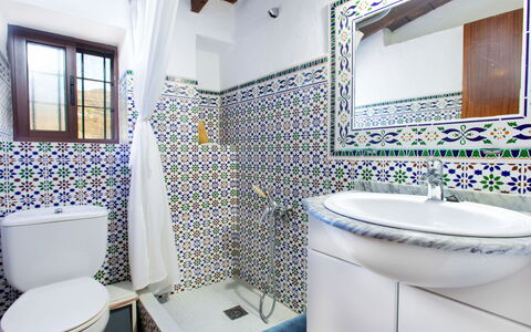 La Cordobilla: Miroir, Robinet, Évier, Propriété, Luminaire Plomberie, Lavabo, Siège De Toilette, Violet, Toilette, Salle De Bains