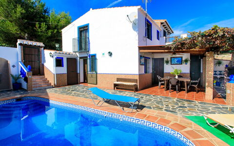 La Cordobilla: L'Eau, Nuage, Ciel, Propriété, Piscine, Bleu, Bâtiment, Plante, Bleu Azur, Fenêtre