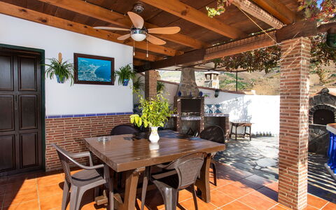 La Cordobilla: Table, Meubles, Propriété, Chaise, Bois, Design Intérieur, Plante, Sol, Plante D'Appartement, Ombre