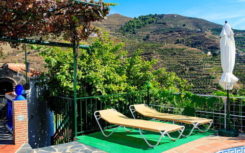 La Cordobilla: Ciel, Nuage, Bleu, Vert, La Nature, Bleu Azur, Mobilier De Jardin, Ombre, Plan D'Eau, Paysage Naturel