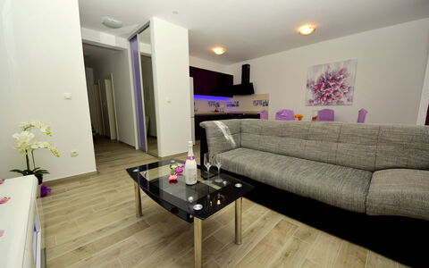 Marin: Pièce, Design Intérieur, Salon, Propriété, Meubles, Violet, Sol, Violet, Bâtiment, Mur
