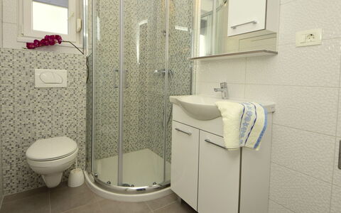 Marin: Salle De Bains, Propriété, Pièce, Tuile, Toilette, Luminaire Plomberie, Accessoire Salle De Bain, Mur, Sol, Siège De Toilette