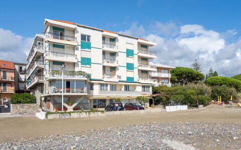 Terrazzo sul Mare: Nuage, Bâtiment, Ciel, Fenêtre, Bleu Azur, Arbre, Design Urbain, Condominium, Plante, Bloc Tour