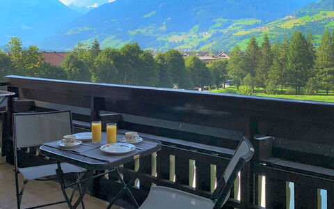 Rose: Ciel, Jour, Nuage, Propriété, Montagne, Table, Arbre, Mobilier De Jardin, Paysage Naturel, Bois