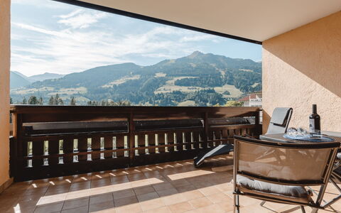 Rose: Ciel, Propriété, Montagne, Nuage, Bâtiment, Bois, Porche, Design Intérieur, Ombre, Table