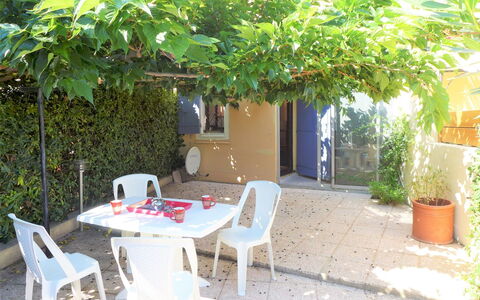Saint Pierre la Mer 400: Propriété, Arbre, Immobilier, Patio, Plante, Arrière-Cour, Table, Maison, Bâtiment, Pièce