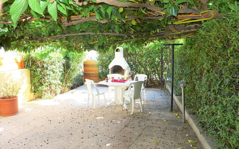 Saint Pierre la Mer 400: Propriété, Botanique, Maison, Pièce, Arbre, Table, Jardin, Immobilier, Plante, Chalet