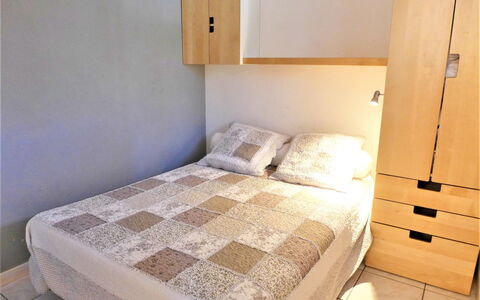 Saint Pierre la Mer 400: Chambre, Lit, Meubles, Pièce, Propriété, Cadre De Lit, Matelas, Drap De Lit, Design Intérieur, Sol