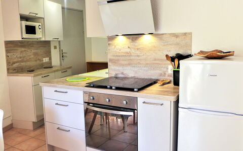 Saint Pierre la Mer 400: Cabinetry, Bâtiment, Propriété, Comptoir, Cuisinière, Cooktop, Appareil De Cuisine, Cuisine, Design Intérieur, Gaz Poele