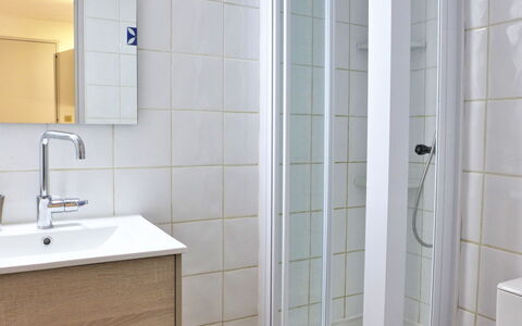 Saint Pierre la Mer 400: Miroir, Luminaire Plomberie, Robinet, Évier, Lavabo, Salle De Bains, Porte, Bâtiment, Bois