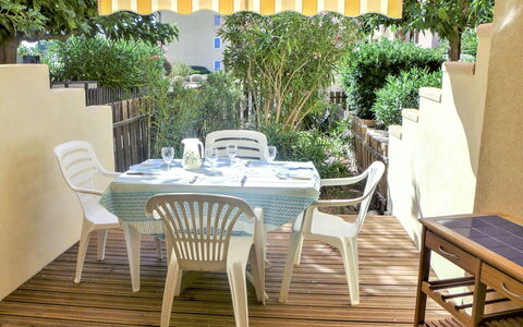 Saint Pierre la Mer 400: Table, Meubles, Propriété, Plante, Chaise, La Nature, Bleu Azur, Textile, Éclairage, Design Intérieur