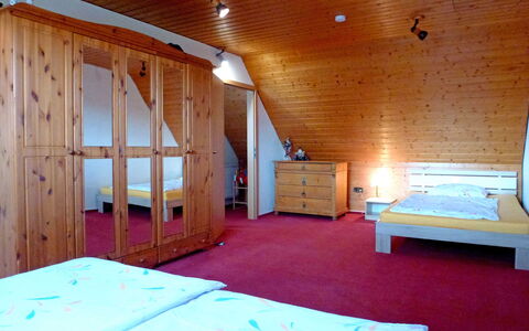 Schmetterlingsgarten: Pièce, Chambre, Propriété, Meubles, Lit, Bâtiment, Plafond, Design Intérieur, Maison, Sol