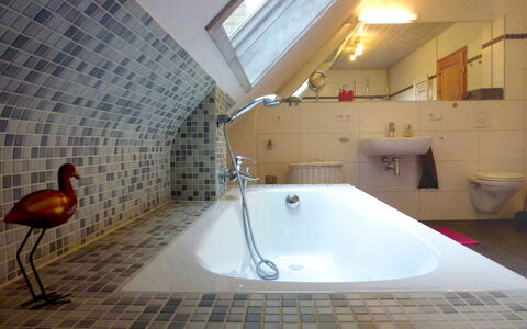 Schmetterlingsgarten: Baignoire, Luminaire Plomberie, Propriété, Robinet, Salle De Bains, Bois, Architecture, Bâtiment, Maison