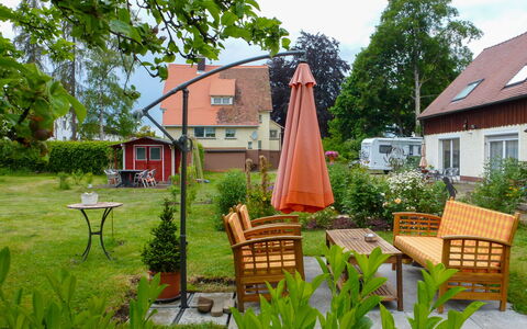 Schmetterlingsgarten: Cour, Propriété, Maison, Jardin, Chalet, Arrière-Cour, Domicile, Immobilier, Herbe, Aménagement Paysager