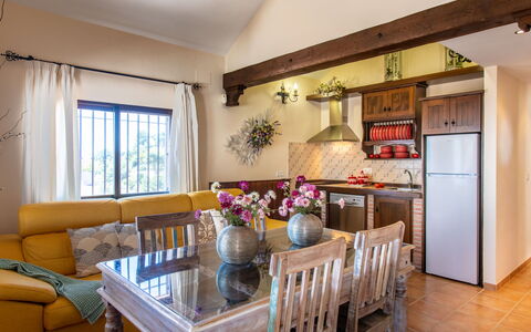 Ariadna: Pièce, Propriété, Meubles, Design Intérieur, Bâtiment, Plafond, Salle À Manger, Maison, Salon, Table