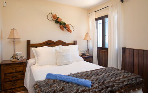 Ariadna: Chambre, Lit, Pièce, Meubles, Propriété, Cadre De Lit, Drap De Lit, Literie, Design Intérieur, Plafond