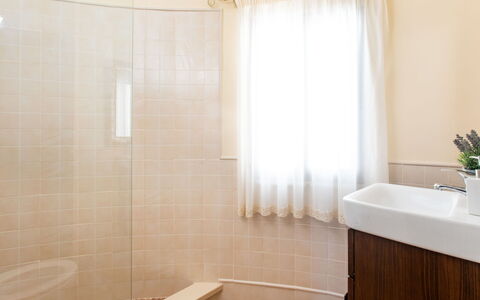 Ariadna: Salle De Bains, Propriété, Tuile, Pièce, Design Intérieur, Sol, Rideau, Traitement De Fenetre, Mur, Baignoire