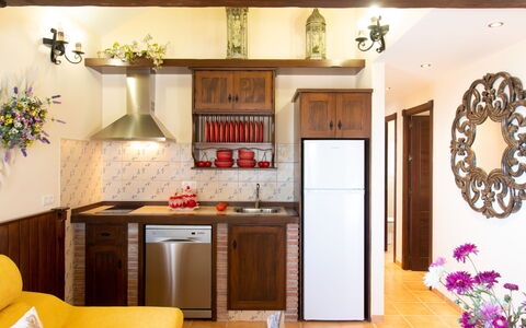Ariadna: Pièce, Propriété, Meubles, Design Intérieur, Cuisine, Cabinetry, Comptoir, Bâtiment, Maison, Jaune